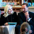 The Crown Prince and Crown Princess talked about books and the joy of reading with children at library. Photo: Lise Åserud / NTB scanpix